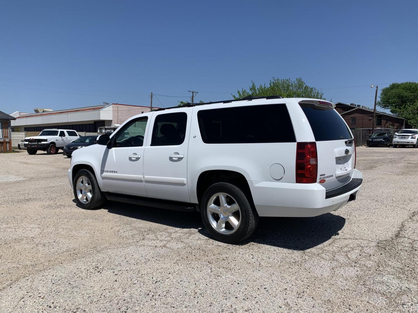 2009 White /Tan Chevrolet Suburban LT1 1500 2WD (1GNFC26059R) with an 5.3L V8 OHV 16V FFV engine, Automatic transmission, located at 1830 North Belt Line Road, Irving, TX, 75061, (469) 524-0199, 32.834373, -96.993584 - Photo#5