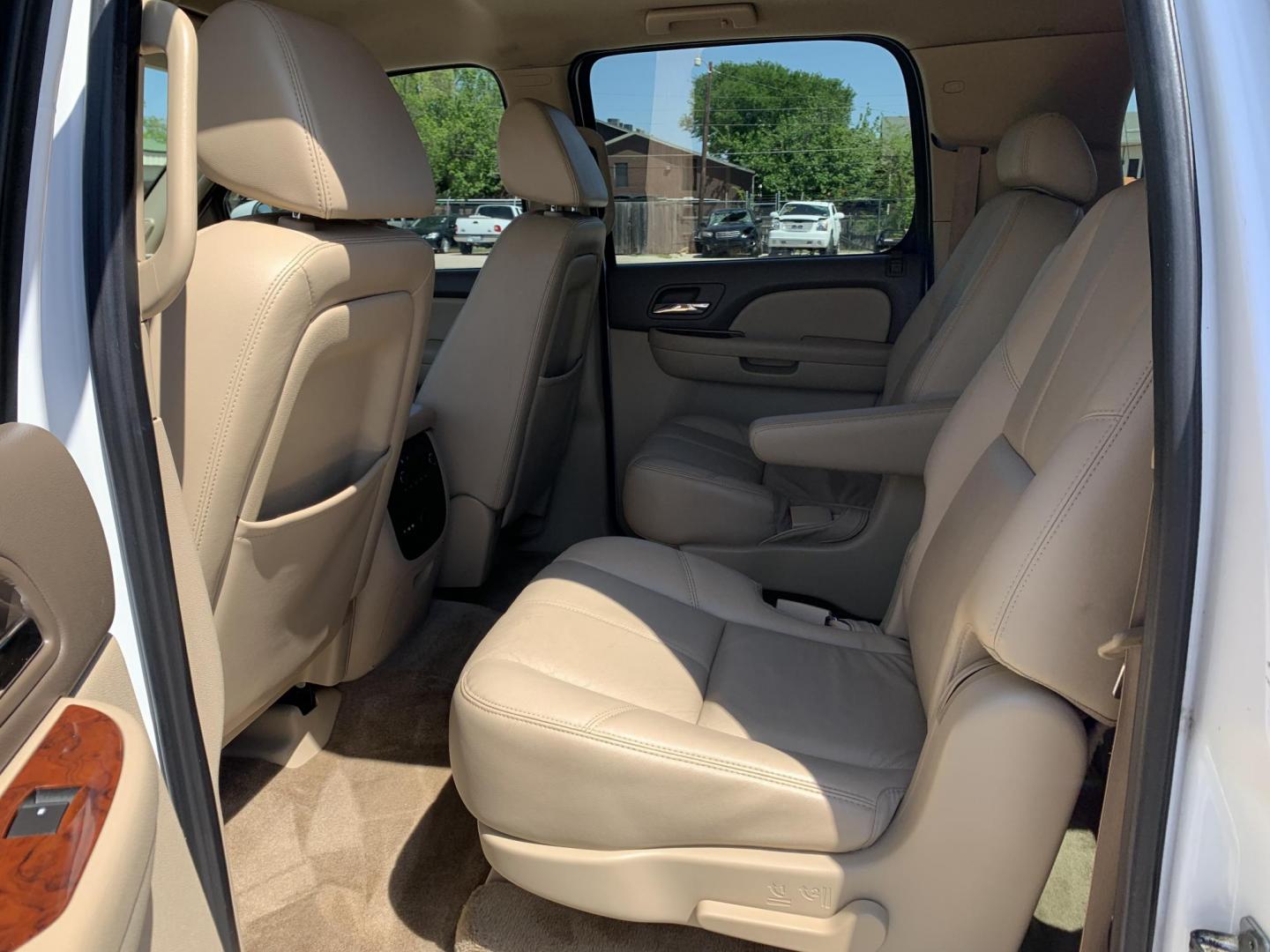 2009 White /Tan Chevrolet Suburban LT1 1500 2WD (1GNFC26059R) with an 5.3L V8 OHV 16V FFV engine, Automatic transmission, located at 1830 North Belt Line Road, Irving, TX, 75061, (469) 524-0199, 32.834373, -96.993584 - Photo#6