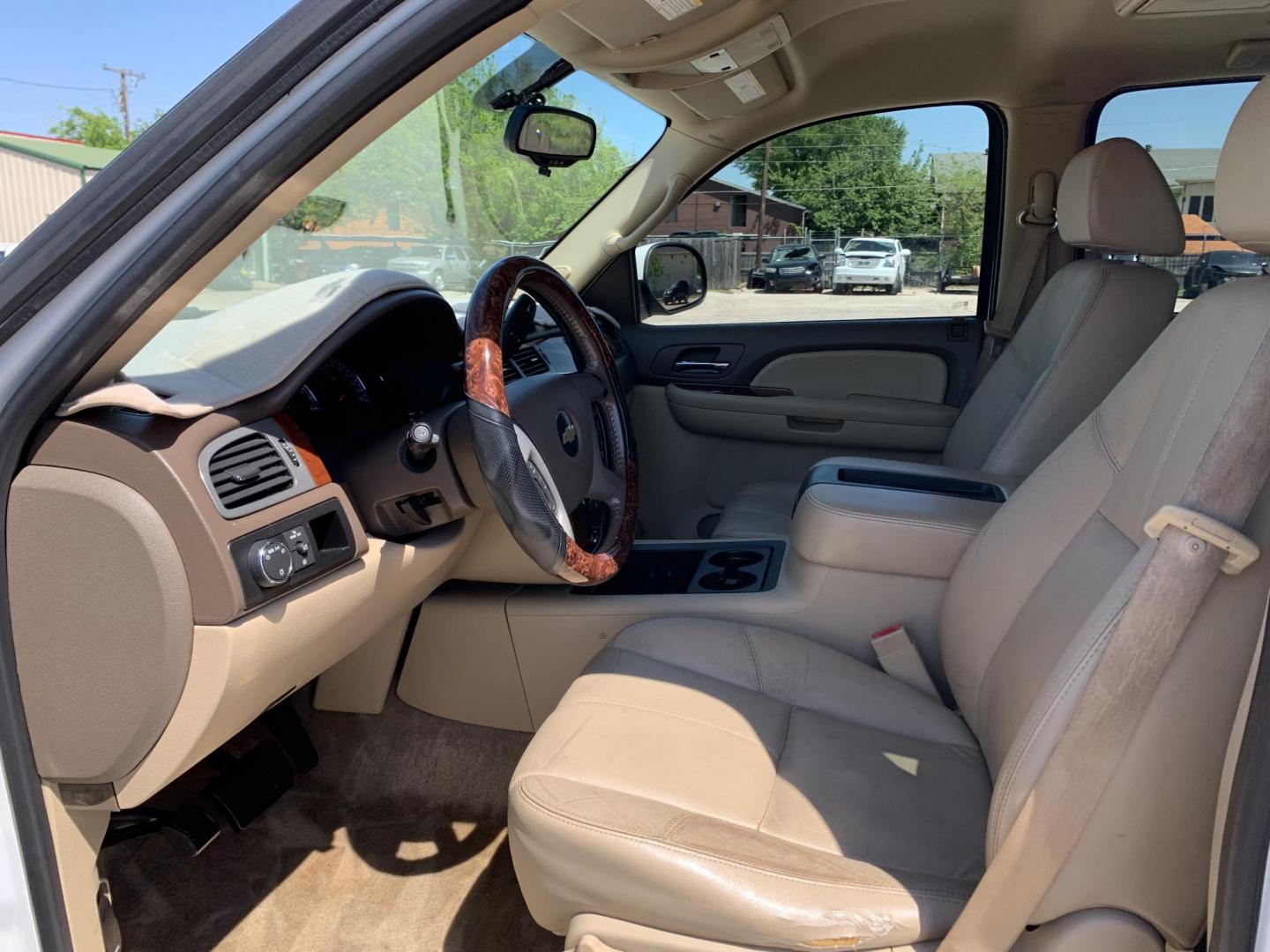 2009 White /Tan Chevrolet Suburban LT1 1500 2WD (1GNFC26059R) with an 5.3L V8 OHV 16V FFV engine, Automatic transmission, located at 1830 North Belt Line Road, Irving, TX, 75061, (469) 524-0199, 32.834373, -96.993584 - Photo#7