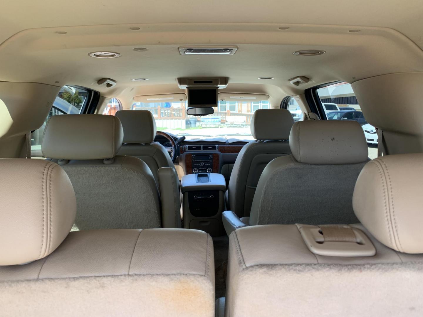 2009 White /Tan Chevrolet Suburban LT1 1500 2WD (1GNFC26059R) with an 5.3L V8 OHV 16V FFV engine, Automatic transmission, located at 1830 North Belt Line Road, Irving, TX, 75061, (469) 524-0199, 32.834373, -96.993584 - Photo#8