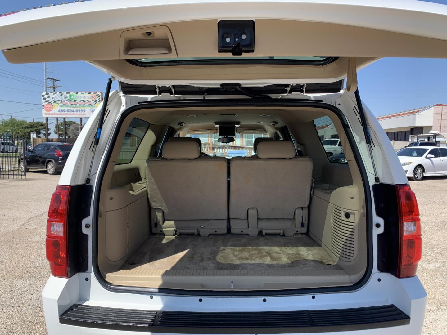 2009 White /Tan Chevrolet Suburban LT1 1500 2WD (1GNFC26059R) with an 5.3L V8 OHV 16V FFV engine, Automatic transmission, located at 1830 North Belt Line Road, Irving, TX, 75061, (469) 524-0199, 32.834373, -96.993584 - Photo#9