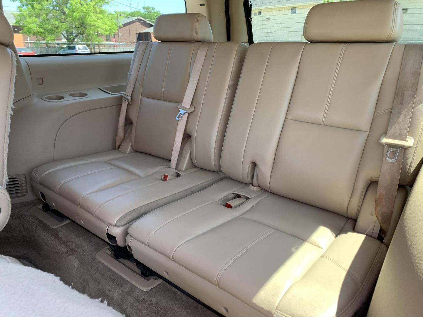 2009 White /Tan Chevrolet Suburban LT1 1500 2WD (1GNFC26059R) with an 5.3L V8 OHV 16V FFV engine, Automatic transmission, located at 1830 North Belt Line Road, Irving, TX, 75061, (469) 524-0199, 32.834373, -96.993584 - Photo#10