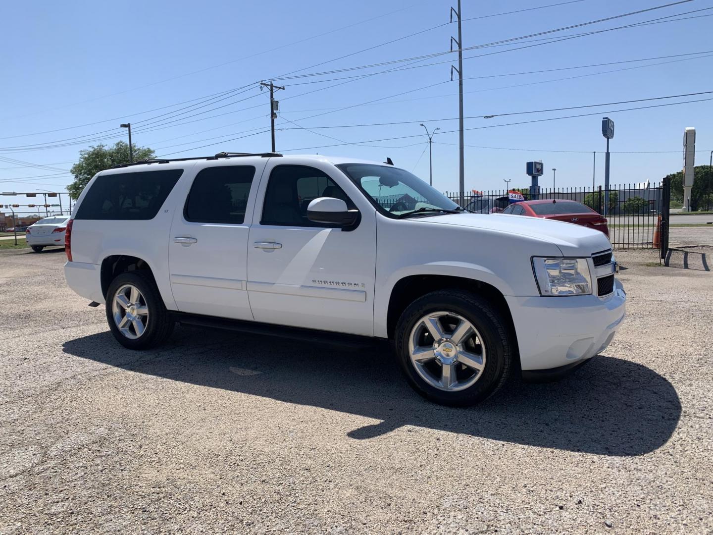 2009 White /Tan Chevrolet Suburban LT1 1500 2WD (1GNFC26059R) with an 5.3L V8 OHV 16V FFV engine, Automatic transmission, located at 1830 North Belt Line Road, Irving, TX, 75061, (469) 524-0199, 32.834373, -96.993584 - Photo#11