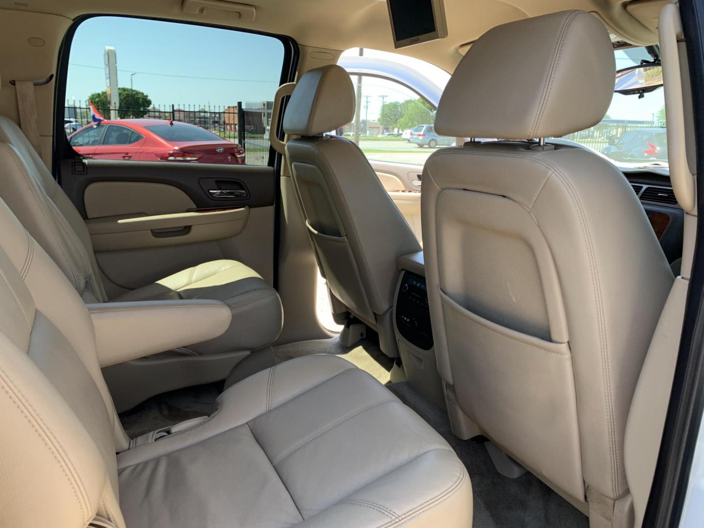 2009 White /Tan Chevrolet Suburban LT1 1500 2WD (1GNFC26059R) with an 5.3L V8 OHV 16V FFV engine, Automatic transmission, located at 1830 North Belt Line Road, Irving, TX, 75061, (469) 524-0199, 32.834373, -96.993584 - Photo#12