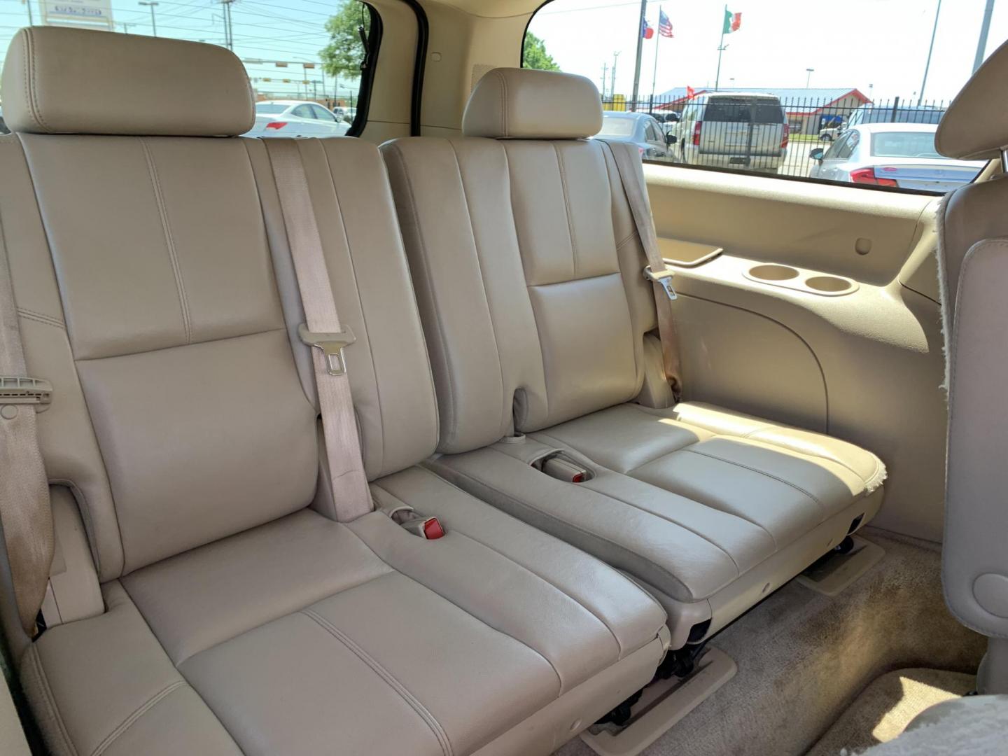 2009 White /Tan Chevrolet Suburban LT1 1500 2WD (1GNFC26059R) with an 5.3L V8 OHV 16V FFV engine, Automatic transmission, located at 1830 North Belt Line Road, Irving, TX, 75061, (469) 524-0199, 32.834373, -96.993584 - Photo#13