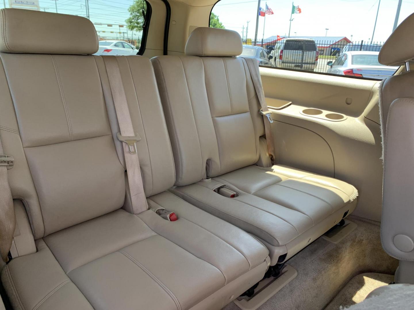 2009 White /Tan Chevrolet Suburban LT1 1500 2WD (1GNFC26059R) with an 5.3L V8 OHV 16V FFV engine, Automatic transmission, located at 1830 North Belt Line Road, Irving, TX, 75061, (469) 524-0199, 32.834373, -96.993584 - Photo#14