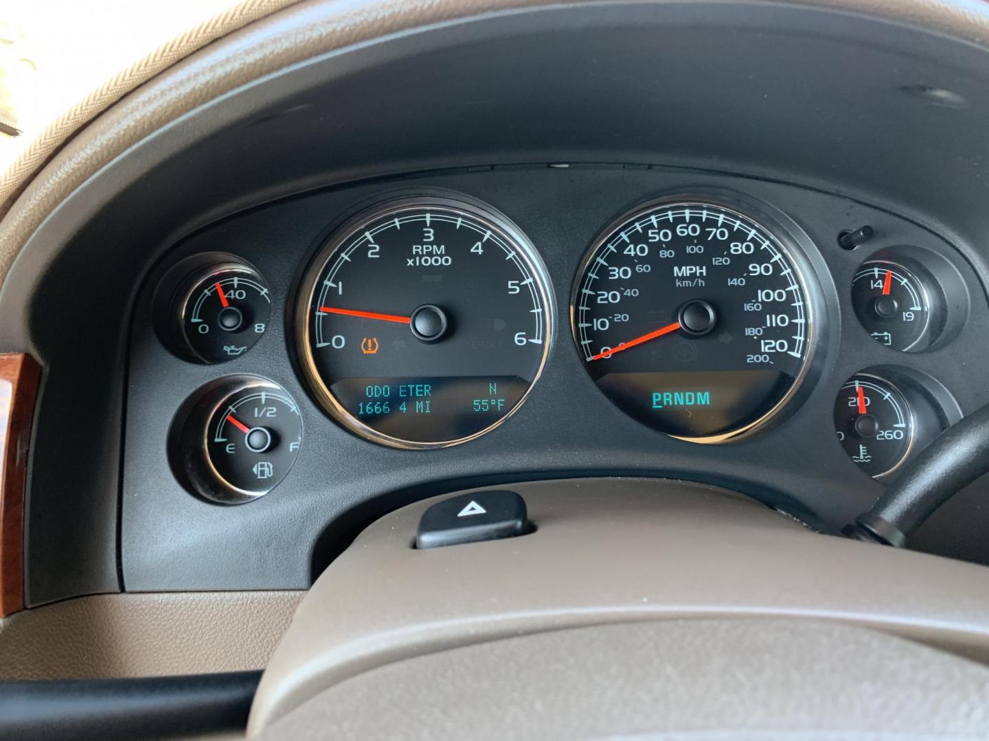 2009 White /Tan Chevrolet Suburban LT1 1500 2WD (1GNFC26059R) with an 5.3L V8 OHV 16V FFV engine, Automatic transmission, located at 1830 North Belt Line Road, Irving, TX, 75061, (469) 524-0199, 32.834373, -96.993584 - Photo#15