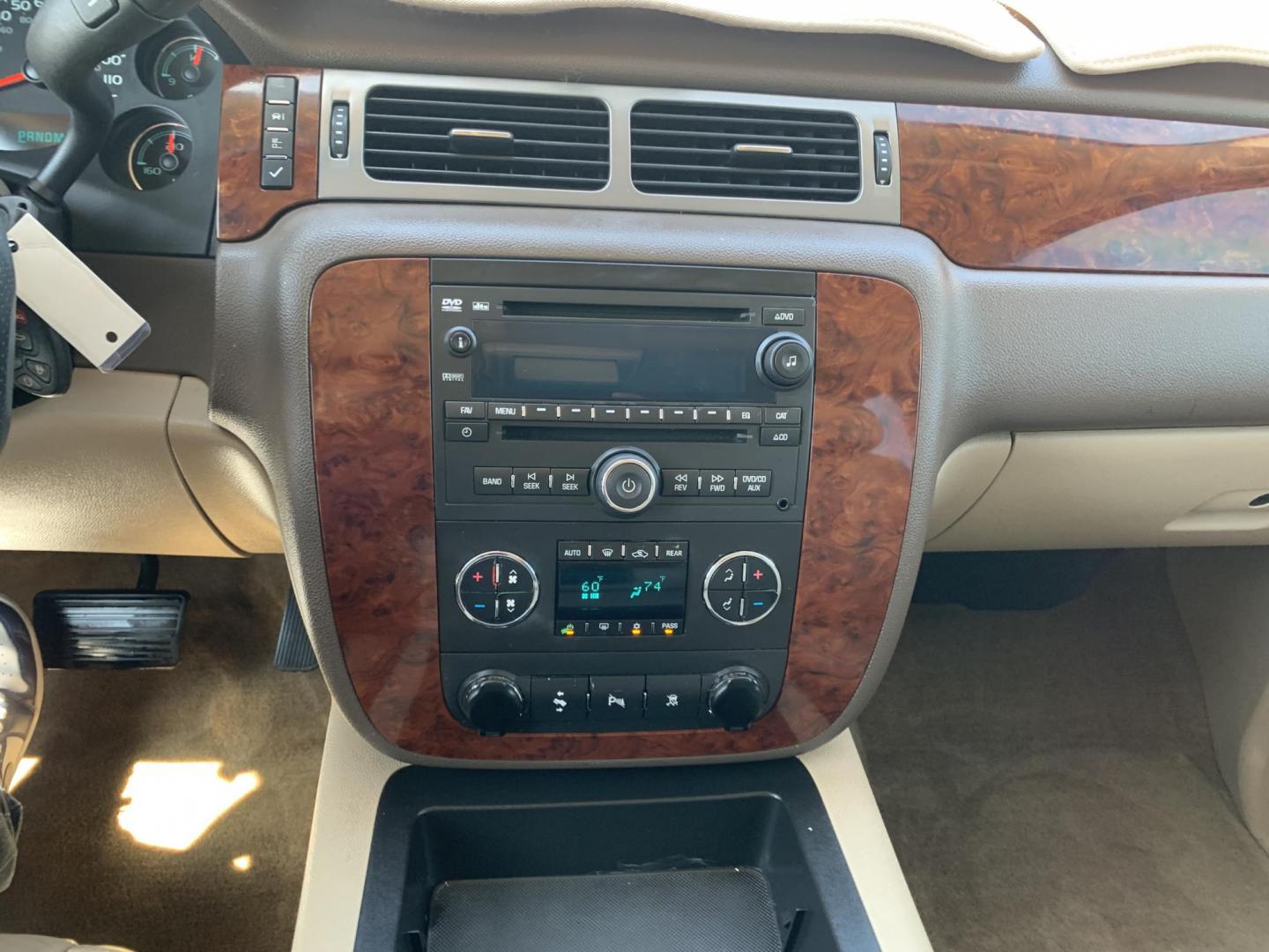 2009 White /Tan Chevrolet Suburban LT1 1500 2WD (1GNFC26059R) with an 5.3L V8 OHV 16V FFV engine, Automatic transmission, located at 1830 North Belt Line Road, Irving, TX, 75061, (469) 524-0199, 32.834373, -96.993584 - Photo#16