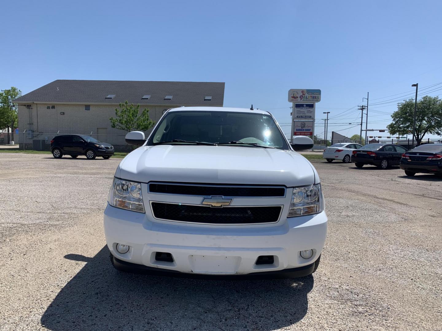 2009 White /Tan Chevrolet Suburban LT1 1500 2WD (1GNFC26059R) with an 5.3L V8 OHV 16V FFV engine, Automatic transmission, located at 1830 North Belt Line Road, Irving, TX, 75061, (469) 524-0199, 32.834373, -96.993584 - Photo#1