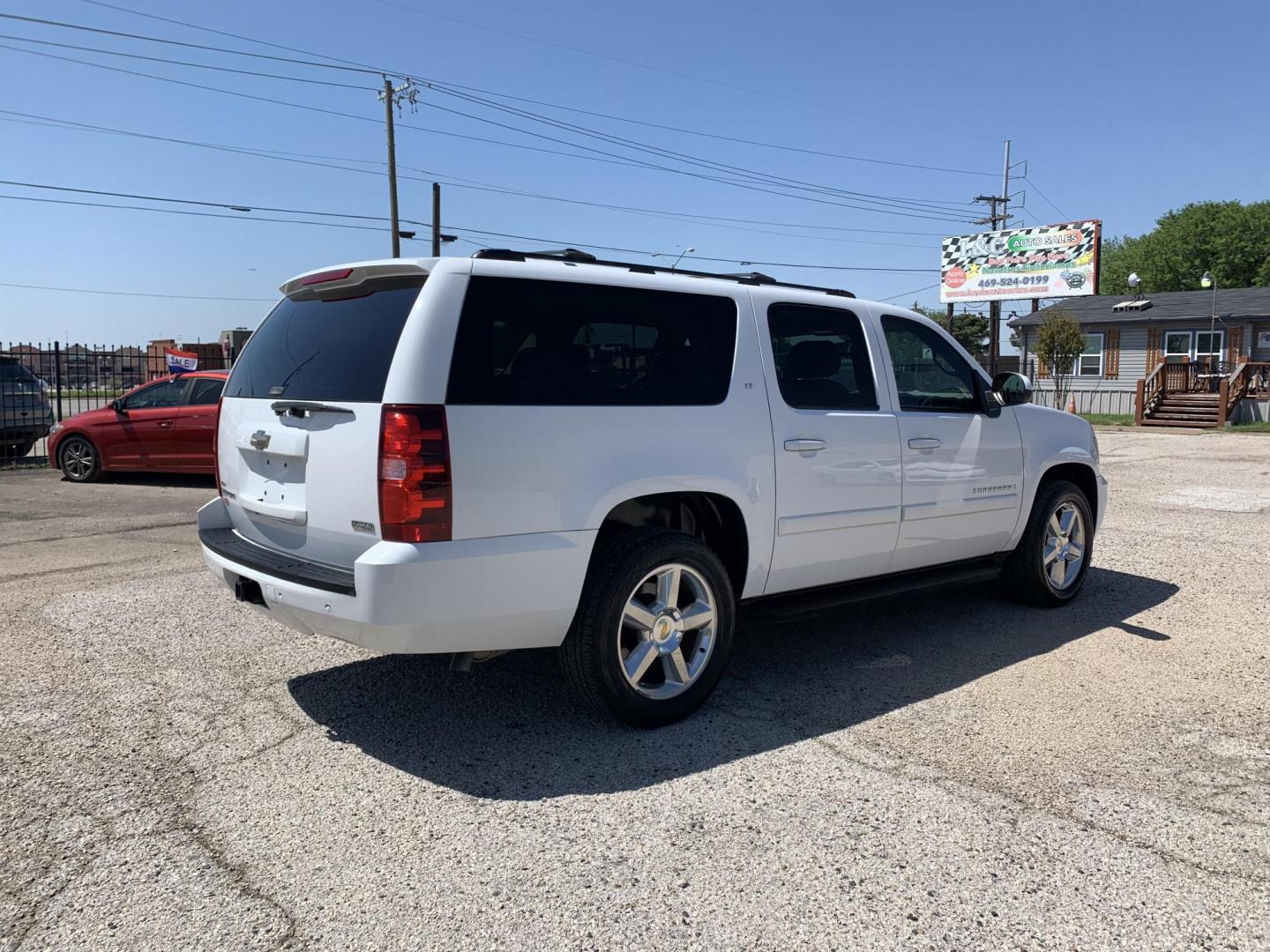 2009 White /Tan Chevrolet Suburban LT1 1500 2WD (1GNFC26059R) with an 5.3L V8 OHV 16V FFV engine, Automatic transmission, located at 1830 North Belt Line Road, Irving, TX, 75061, (469) 524-0199, 32.834373, -96.993584 - Photo#3