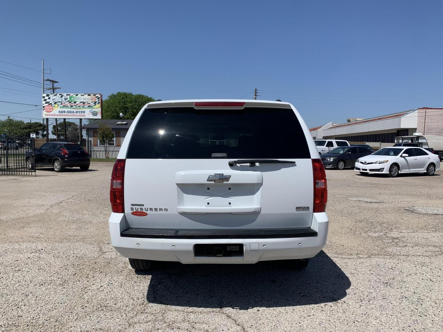 2009 White /Tan Chevrolet Suburban LT1 1500 2WD (1GNFC26059R) with an 5.3L V8 OHV 16V FFV engine, Automatic transmission, located at 1830 North Belt Line Road, Irving, TX, 75061, (469) 524-0199, 32.834373, -96.993584 - Photo#4