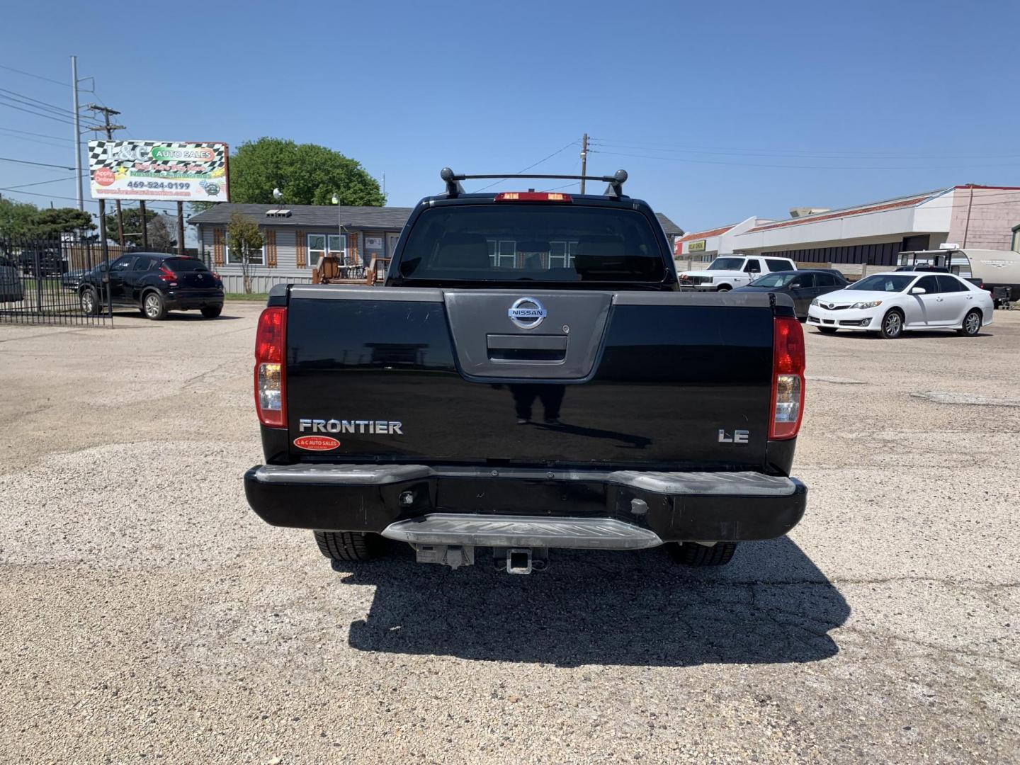 2007 Black /gray Nissan Frontier LE Crew Cab Long Bed 2WD (1N6AD09U87C) with an 4.0L V6 DOHC 24V engine, Automatic transmission, located at 1830 North Belt Line Road, Irving, TX, 75061, (469) 524-0199, 32.834373, -96.993584 - Photo#2