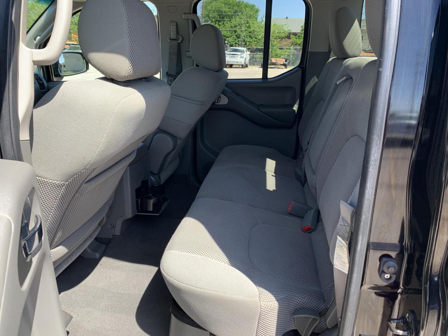 2007 Black /gray Nissan Frontier LE Crew Cab Long Bed 2WD (1N6AD09U87C) with an 4.0L V6 DOHC 24V engine, Automatic transmission, located at 1830 North Belt Line Road, Irving, TX, 75061, (469) 524-0199, 32.834373, -96.993584 - Photo#10