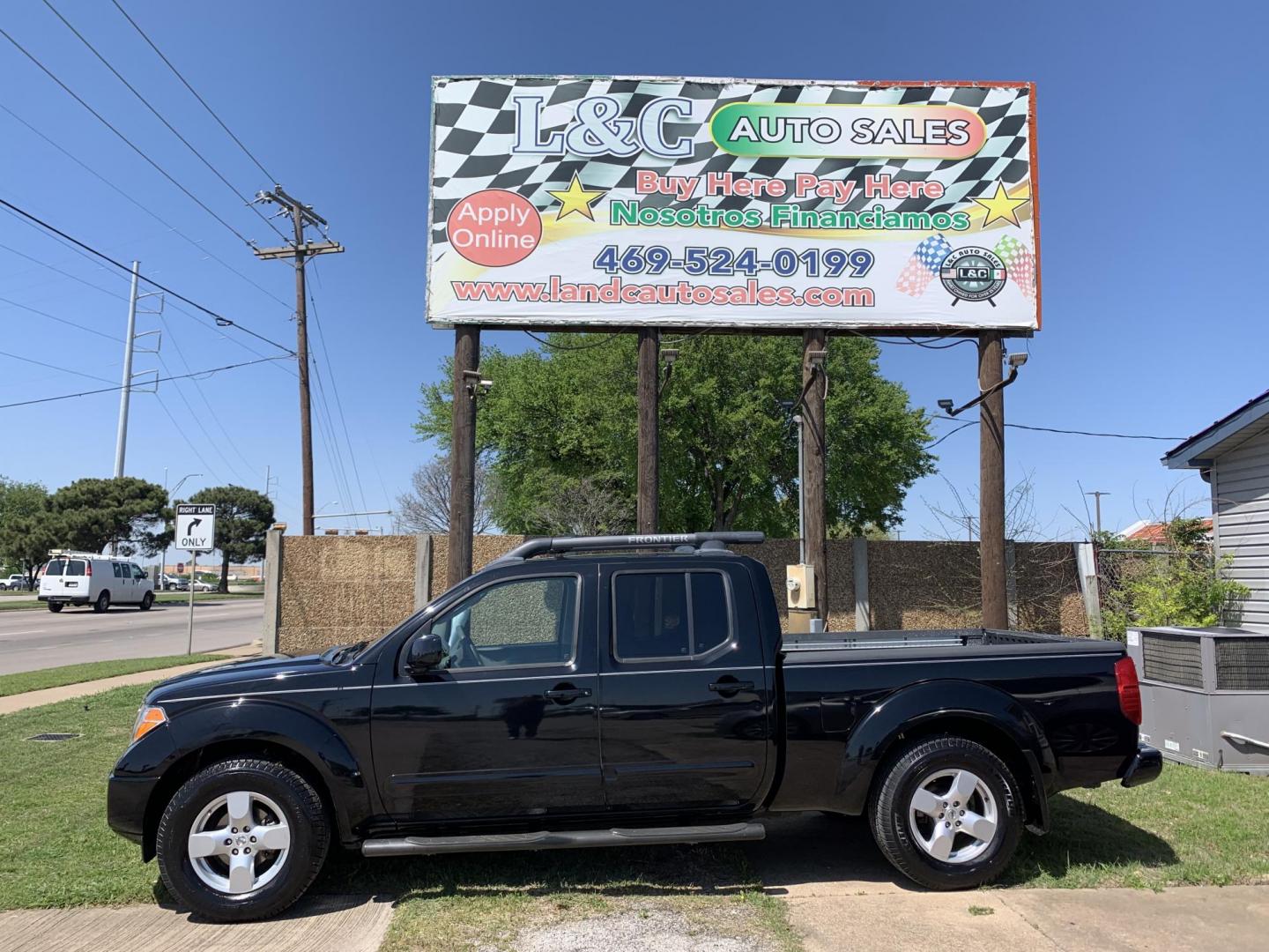 2007 Black /gray Nissan Frontier LE Crew Cab Long Bed 2WD (1N6AD09U87C) with an 4.0L V6 DOHC 24V engine, Automatic transmission, located at 1830 North Belt Line Road, Irving, TX, 75061, (469) 524-0199, 32.834373, -96.993584 - Photo#0