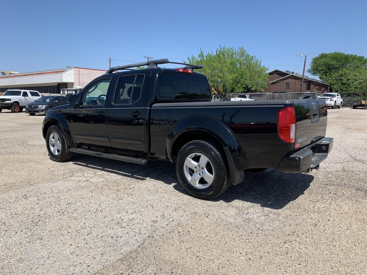 2007 Black /gray Nissan Frontier LE Crew Cab Long Bed 2WD (1N6AD09U87C) with an 4.0L V6 DOHC 24V engine, Automatic transmission, located at 1830 North Belt Line Road, Irving, TX, 75061, (469) 524-0199, 32.834373, -96.993584 - Photo#3