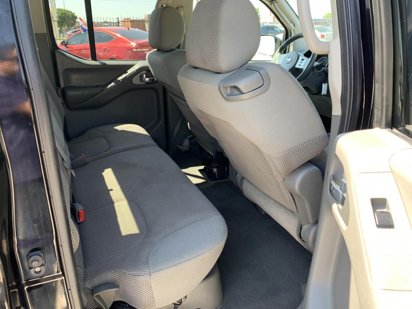 2007 Black /gray Nissan Frontier LE Crew Cab Long Bed 2WD (1N6AD09U87C) with an 4.0L V6 DOHC 24V engine, Automatic transmission, located at 1830 North Belt Line Road, Irving, TX, 75061, (469) 524-0199, 32.834373, -96.993584 - Photo#9