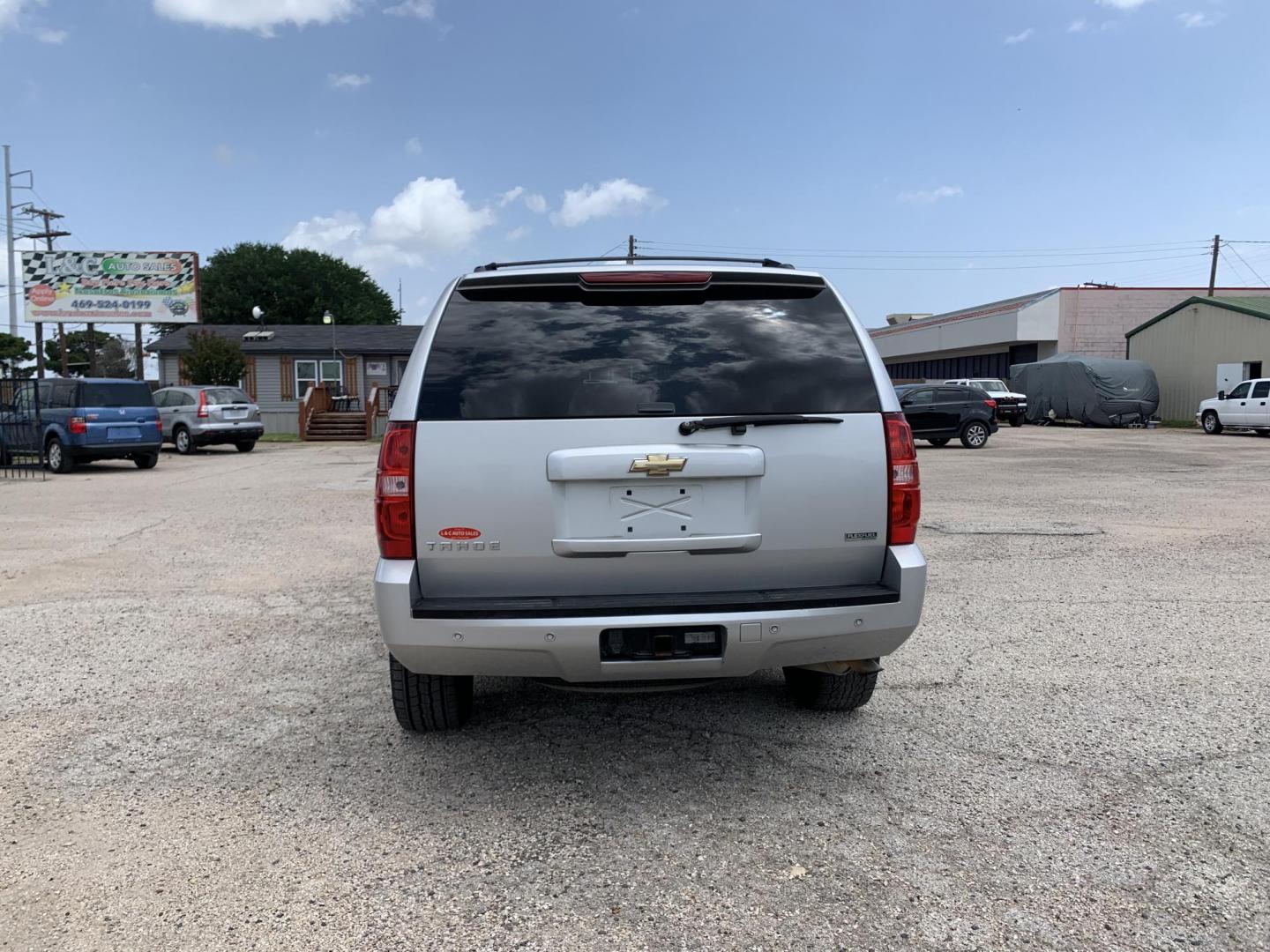 2011 SILVER /Black Chevrolet Tahoe LT 2WD (1GNSCBE09BR) with an 5.3L V8 OHV 16V FFV engine, Automatic transmission, located at 1830 North Belt Line Road, Irving, TX, 75061, (469) 524-0199, 32.834373, -96.993584 - Transmission has been Rebuilt. - Photo#4