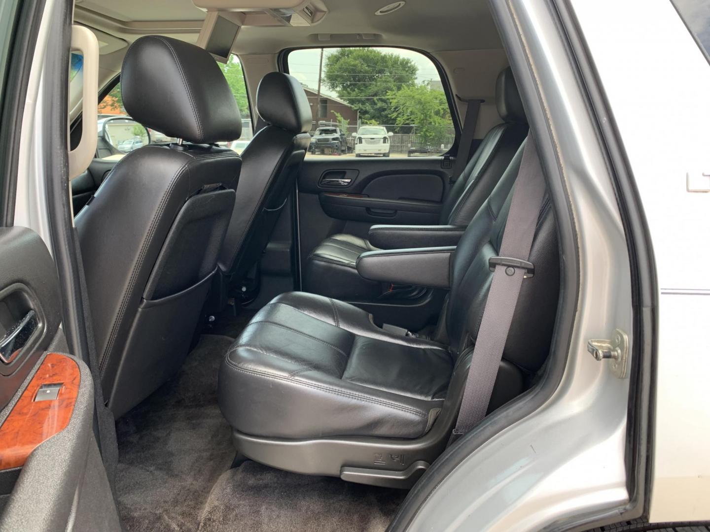 2011 SILVER /Black Chevrolet Tahoe LT 2WD (1GNSCBE09BR) with an 5.3L V8 OHV 16V FFV engine, Automatic transmission, located at 1830 North Belt Line Road, Irving, TX, 75061, (469) 524-0199, 32.834373, -96.993584 - Transmission has been Rebuilt. - Photo#6