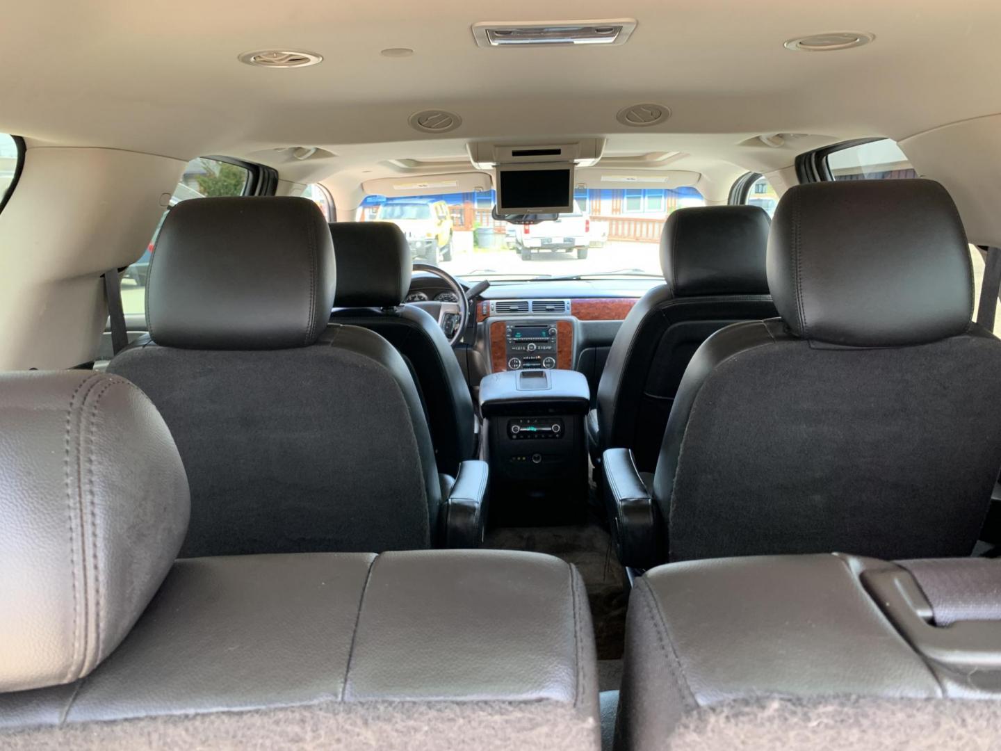 2011 SILVER /Black Chevrolet Tahoe LT 2WD (1GNSCBE09BR) with an 5.3L V8 OHV 16V FFV engine, Automatic transmission, located at 1830 North Belt Line Road, Irving, TX, 75061, (469) 524-0199, 32.834373, -96.993584 - Transmission has been Rebuilt. - Photo#11