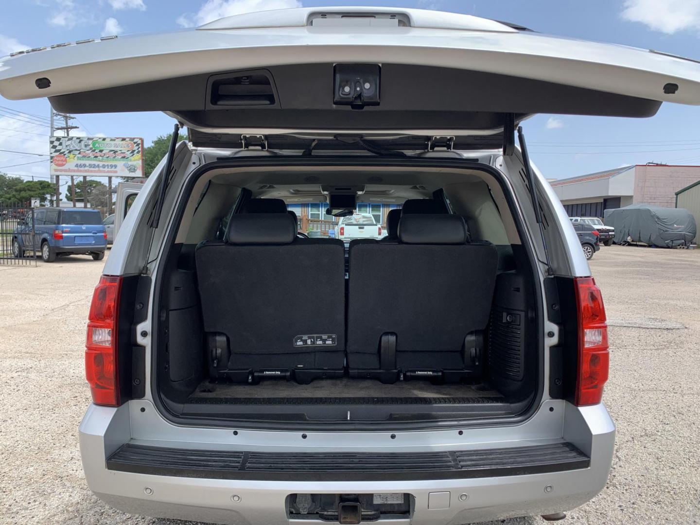 2011 SILVER /Black Chevrolet Tahoe LT 2WD (1GNSCBE09BR) with an 5.3L V8 OHV 16V FFV engine, Automatic transmission, located at 1830 North Belt Line Road, Irving, TX, 75061, (469) 524-0199, 32.834373, -96.993584 - Transmission has been Rebuilt. - Photo#10