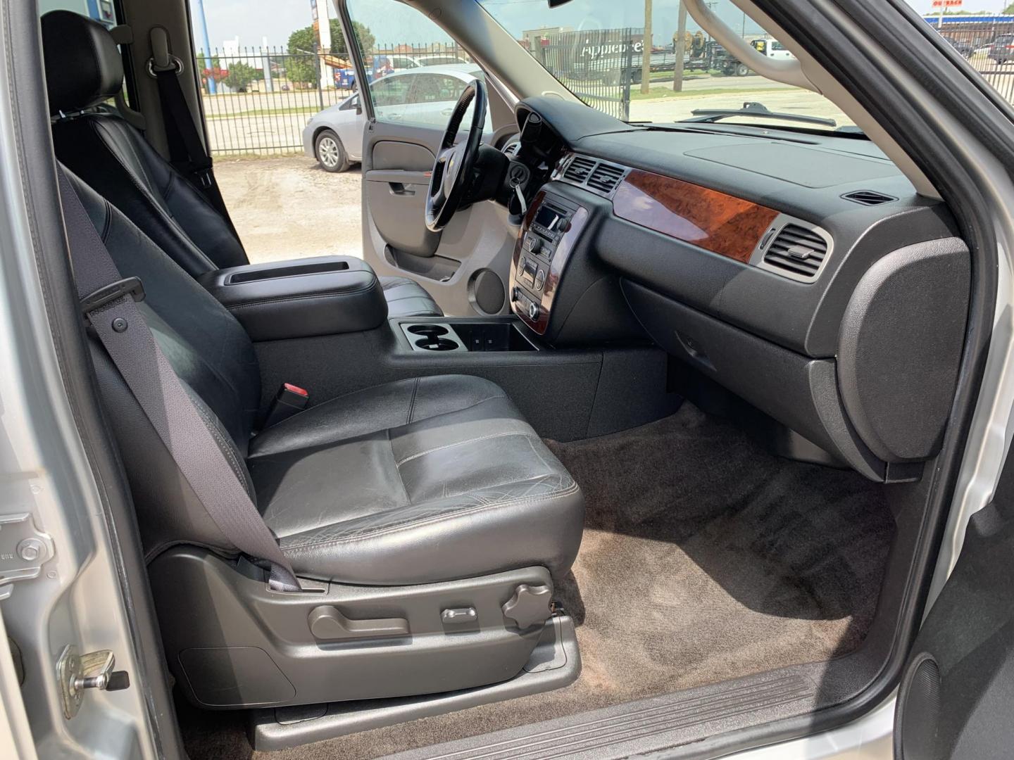 2011 SILVER /Black Chevrolet Tahoe LT 2WD (1GNSCBE09BR) with an 5.3L V8 OHV 16V FFV engine, Automatic transmission, located at 1830 North Belt Line Road, Irving, TX, 75061, (469) 524-0199, 32.834373, -96.993584 - Transmission has been Rebuilt. - Photo#13