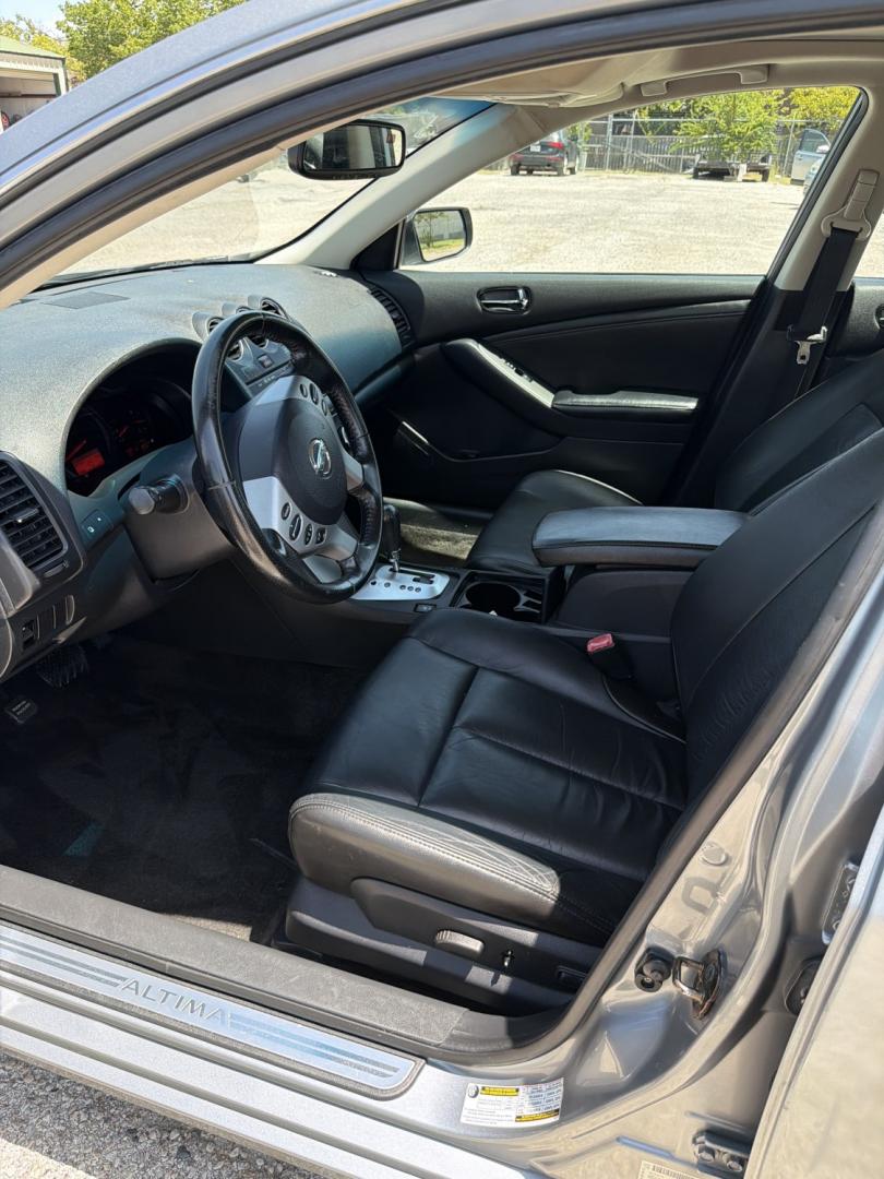 2009 Charcoal gray /Black Nissan Altima 2.5 (1N4AL21E69N) with an 2.5L L4 DOHC 16V engine, Automatic transmission, located at 1830 North Belt Line Road, Irving, TX, 75061, (469) 524-0199, 32.834373, -96.993584- Photo#5