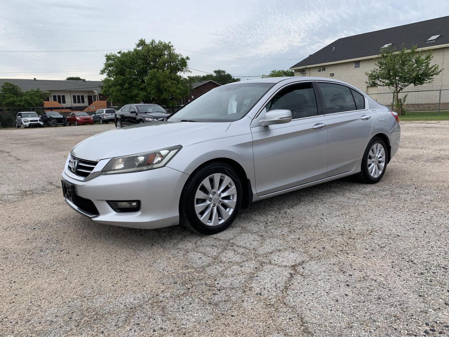 2015 Silver /Black Honda Accord EX-L Sedan (1HGCR2F81FA) with an 2.4L L4 DOHC 16V engine, Transmission transmission, located at 1830 North Belt Line Road, Irving, TX, 75061, (469) 524-0199, 32.834373, -96.993584 - Photo#4