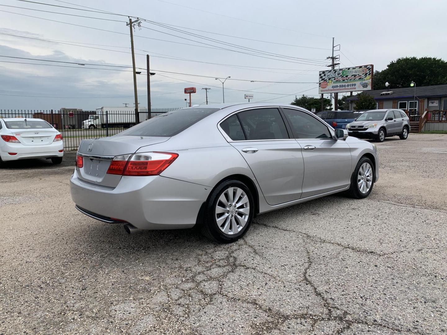 2015 Silver /Black Honda Accord EX-L Sedan (1HGCR2F81FA) with an 2.4L L4 DOHC 16V engine, Transmission transmission, located at 1830 North Belt Line Road, Irving, TX, 75061, (469) 524-0199, 32.834373, -96.993584 - Photo#7