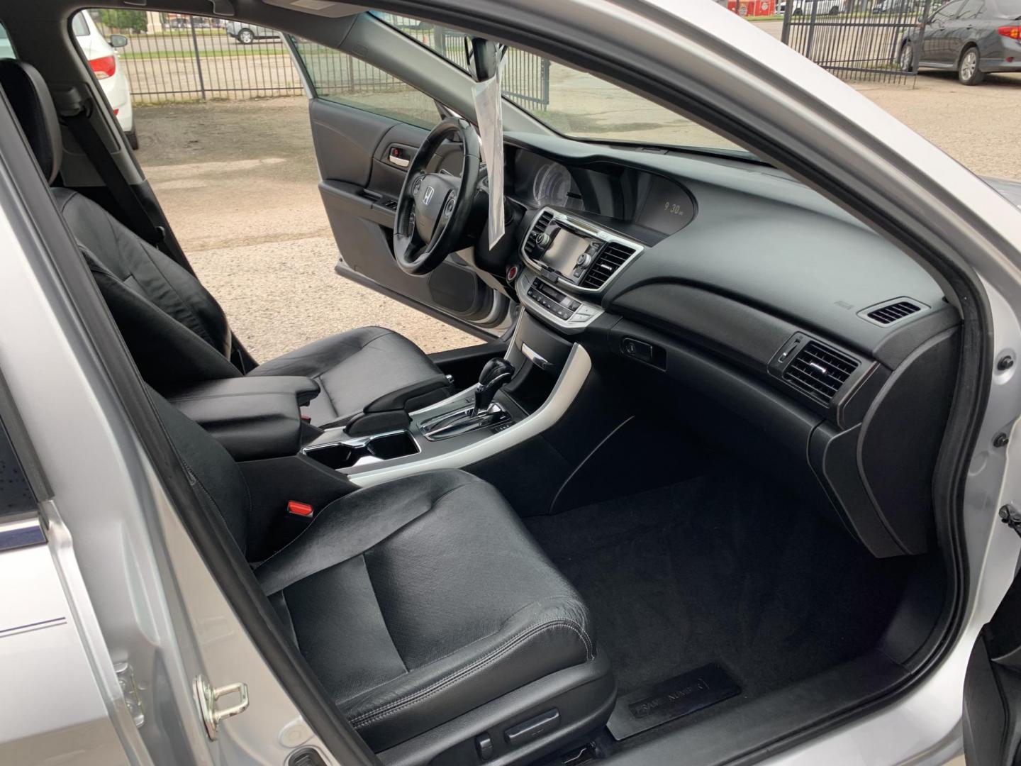 2015 Silver /Black Honda Accord EX-L Sedan (1HGCR2F81FA) with an 2.4L L4 DOHC 16V engine, Transmission transmission, located at 1830 North Belt Line Road, Irving, TX, 75061, (469) 524-0199, 32.834373, -96.993584 - Photo#8
