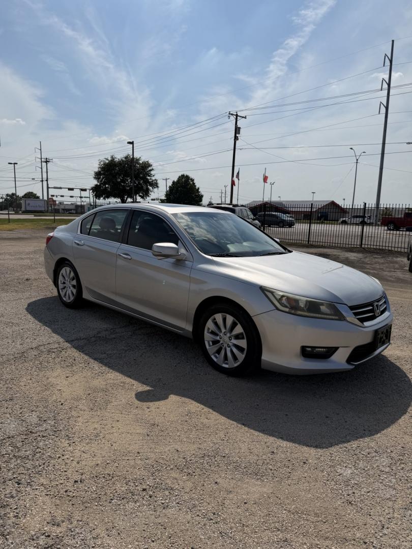 2015 Silver /Black Honda Accord EX-L Sedan (1HGCR2F81FA) with an 2.4L L4 DOHC 16V engine, Automatic transmission, located at 1830 North Belt Line Road, Irving, TX, 75061, (469) 524-0199, 32.834373, -96.993584- Photo#6