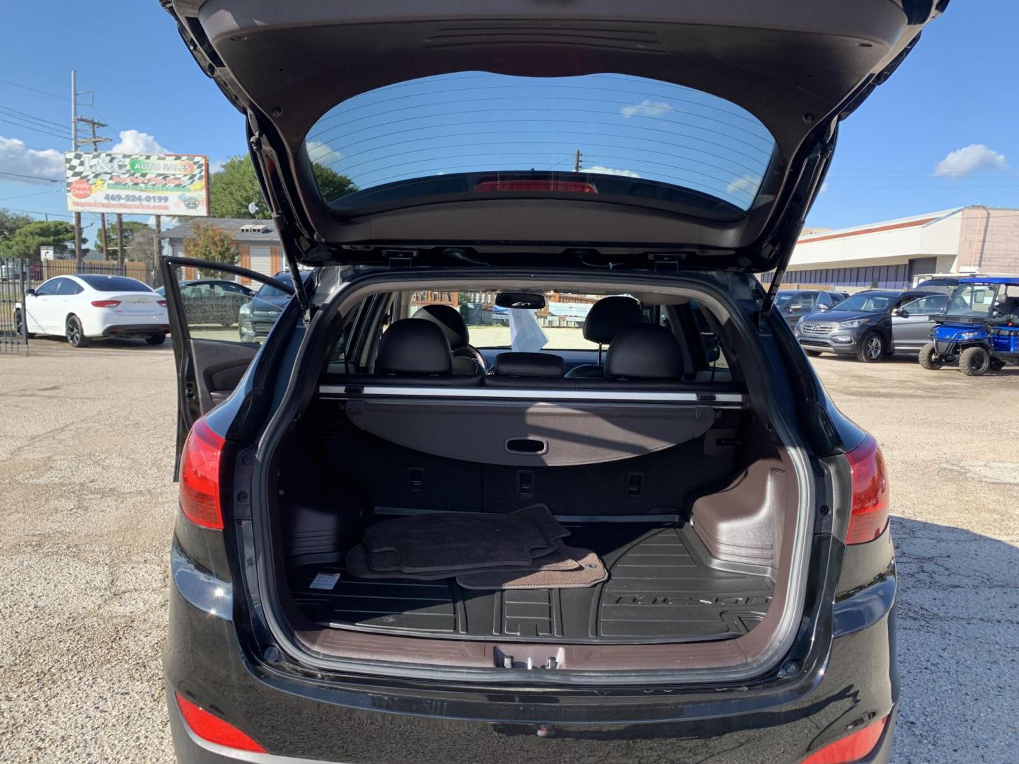 2012 Black /Tan Hyundai Tucson Limited 2WD (KM8JU3AC5CU) with an 2.4L L4 DOHC 16V engine, Automatic transmission, located at 1830 North Belt Line Road, Irving, TX, 75061, (469) 524-0199, 32.834373, -96.993584 - Photo#6