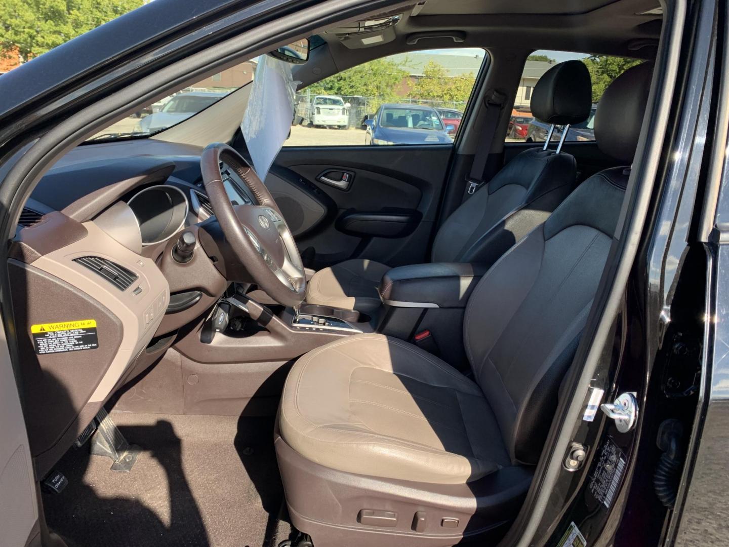 2012 Black /Tan Hyundai Tucson Limited 2WD (KM8JU3AC5CU) with an 2.4L L4 DOHC 16V engine, Automatic transmission, located at 1830 North Belt Line Road, Irving, TX, 75061, (469) 524-0199, 32.834373, -96.993584 - Photo#8