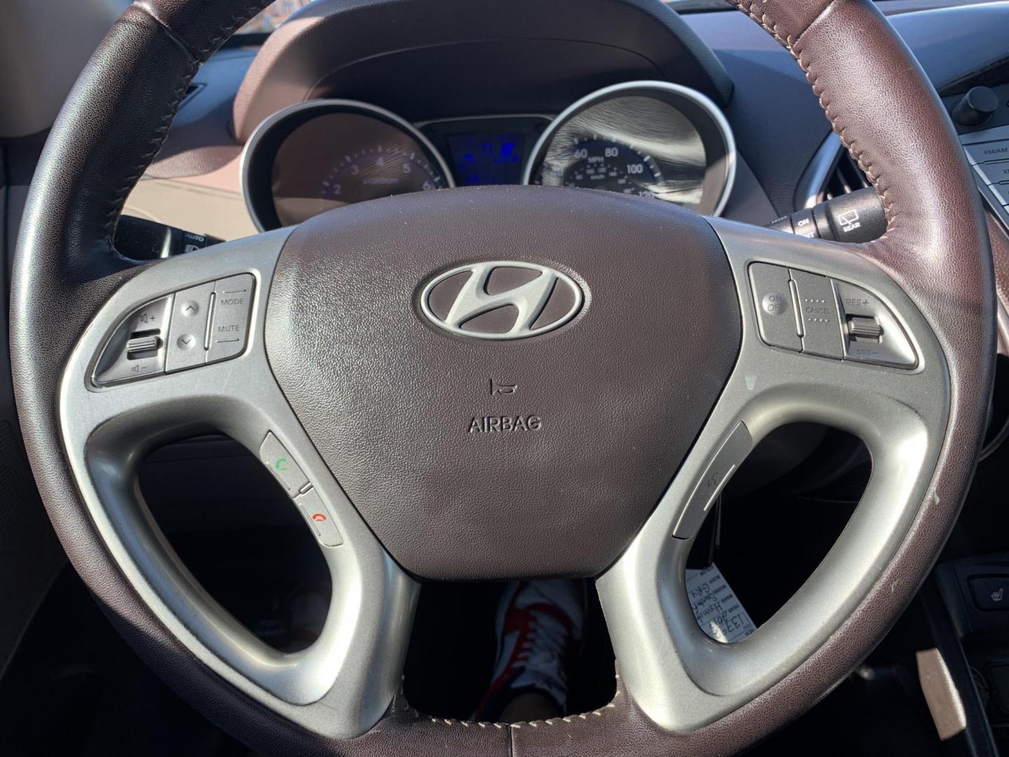 2012 Black /Tan Hyundai Tucson Limited 2WD (KM8JU3AC5CU) with an 2.4L L4 DOHC 16V engine, Automatic transmission, located at 1830 North Belt Line Road, Irving, TX, 75061, (469) 524-0199, 32.834373, -96.993584 - Photo#13