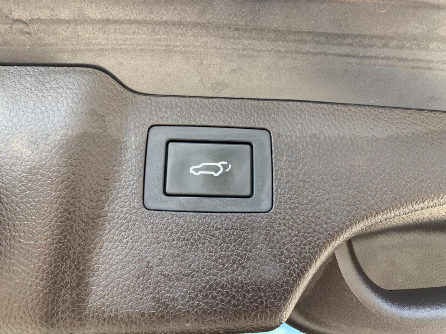 2017 Gray /Black Hyundai Santa Fe Sport 2.4 FWD (5XYZU3LB8HG) with an 2.4L L4 DOHC 16V engine, AUTOMATIC transmission, located at 1830 North Belt Line Road, Irving, TX, 75061, (469) 524-0199, 32.834373, -96.993584 - Photo#10
