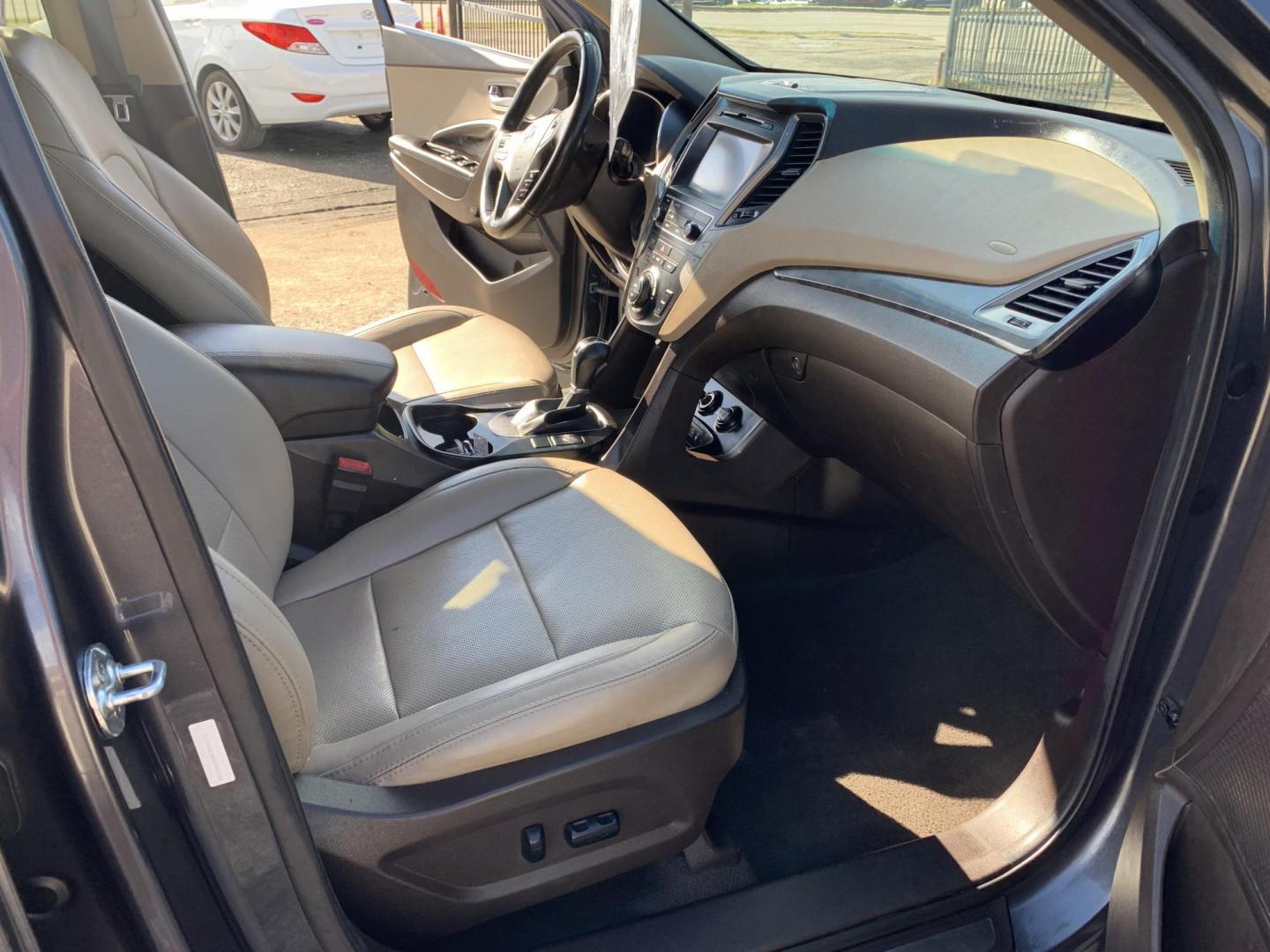 2017 Gray /Black Hyundai Santa Fe Sport 2.4 FWD (5XYZU3LB8HG) with an 2.4L L4 DOHC 16V engine, AUTOMATIC transmission, located at 1830 North Belt Line Road, Irving, TX, 75061, (469) 524-0199, 32.834373, -96.993584 - Photo#11