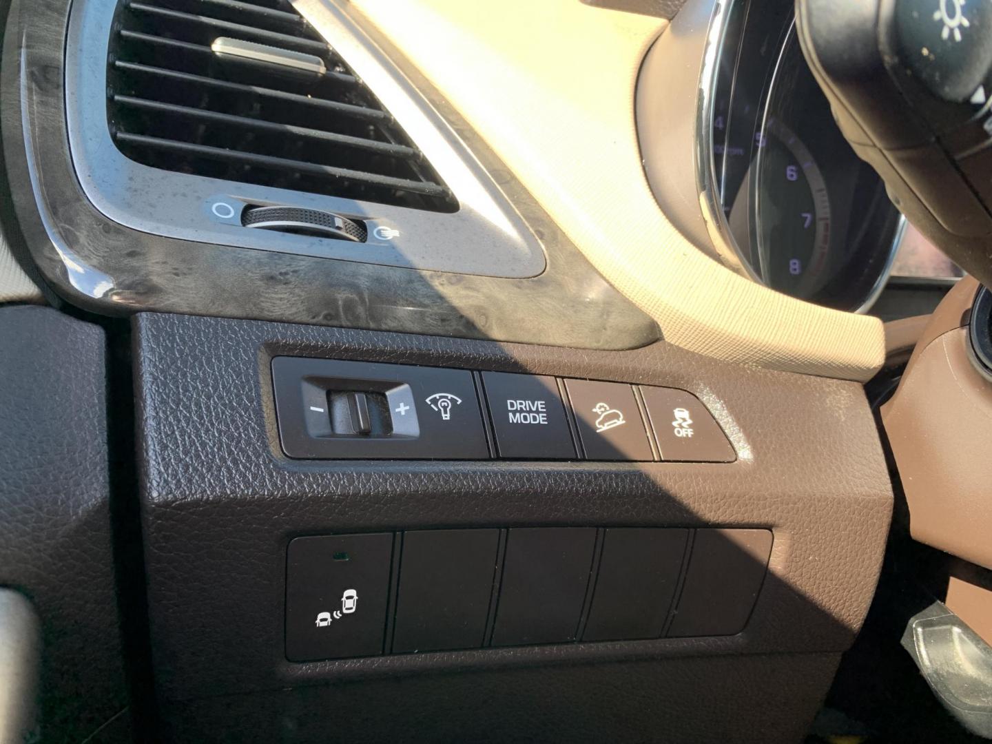 2017 Gray /Black Hyundai Santa Fe Sport 2.4 FWD (5XYZU3LB8HG) with an 2.4L L4 DOHC 16V engine, AUTOMATIC transmission, located at 1830 North Belt Line Road, Irving, TX, 75061, (469) 524-0199, 32.834373, -96.993584 - Photo#16
