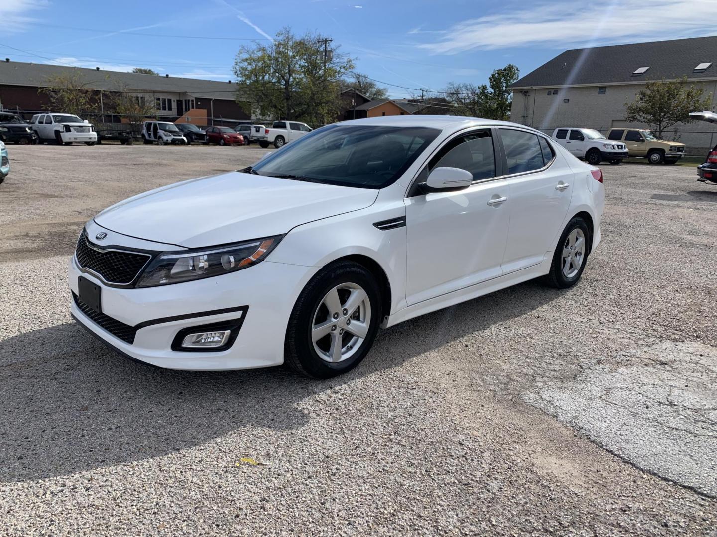 2015 White /Black Kia Optima LX (KNAGM4A7XF5) with an 2.4L L4 DOHC 16V engine, Automatic transmission, located at 1830 North Belt Line Road, Irving, TX, 75061, (469) 524-0199, 32.834373, -96.993584 - Photo#2