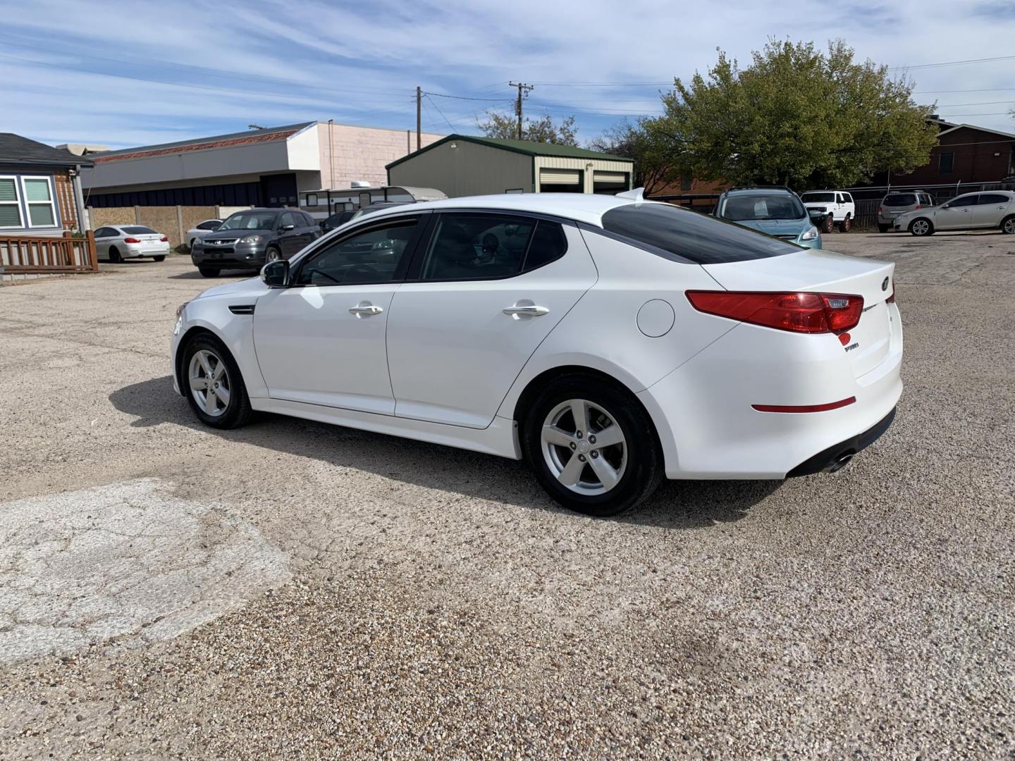 2015 White /Black Kia Optima LX (KNAGM4A7XF5) with an 2.4L L4 DOHC 16V engine, Automatic transmission, located at 1830 North Belt Line Road, Irving, TX, 75061, (469) 524-0199, 32.834373, -96.993584 - Photo#3