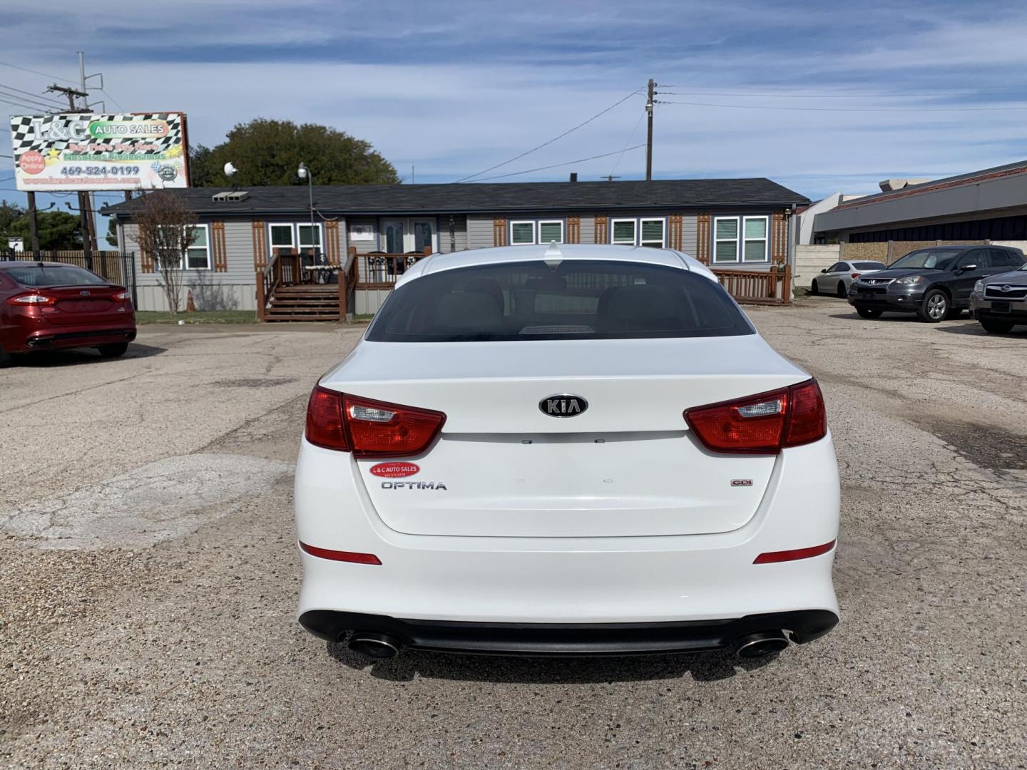 2015 White /Black Kia Optima LX (KNAGM4A7XF5) with an 2.4L L4 DOHC 16V engine, Automatic transmission, located at 1830 North Belt Line Road, Irving, TX, 75061, (469) 524-0199, 32.834373, -96.993584 - Photo#4