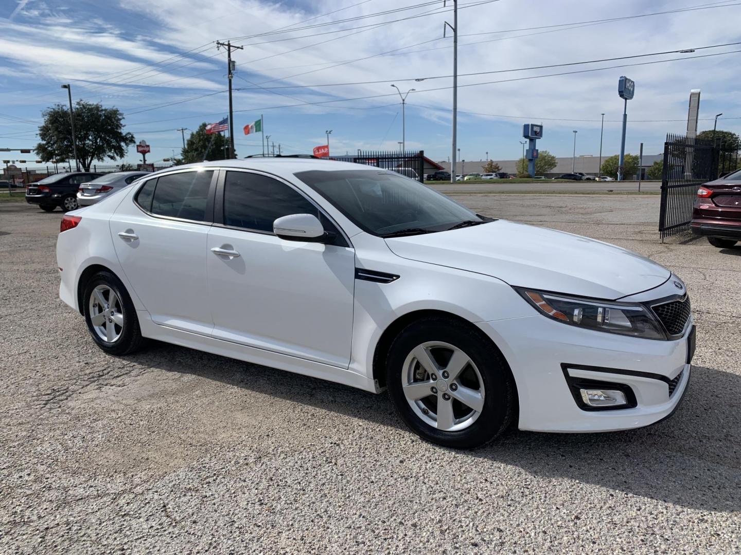 2015 White /Black Kia Optima LX (KNAGM4A7XF5) with an 2.4L L4 DOHC 16V engine, Automatic transmission, located at 1830 North Belt Line Road, Irving, TX, 75061, (469) 524-0199, 32.834373, -96.993584 - Photo#6