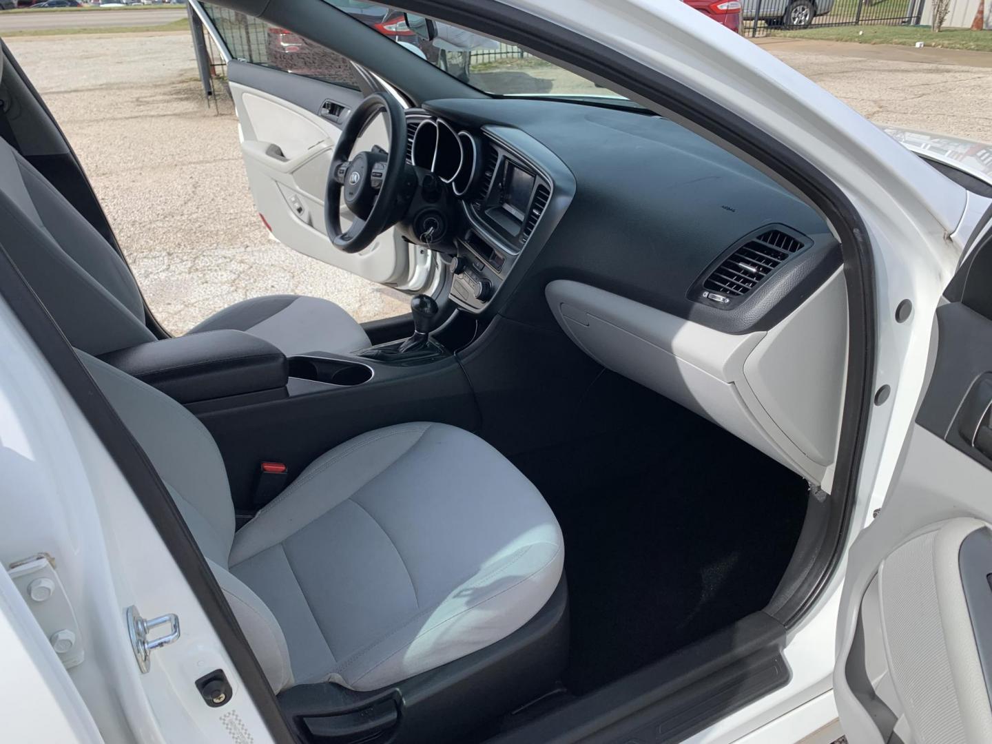 2015 White /Black Kia Optima LX (KNAGM4A7XF5) with an 2.4L L4 DOHC 16V engine, Automatic transmission, located at 1830 North Belt Line Road, Irving, TX, 75061, (469) 524-0199, 32.834373, -96.993584 - Photo#10
