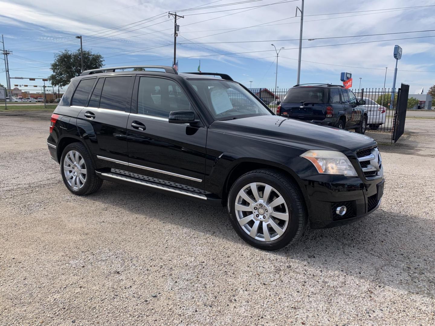 2011 Black /Black Mercedes-Benz GLK-Class GLK350 (WDCGG5GB1BF) with an v6 3.5L FI DOHC 213 CID engine, Automatic transmission, located at 1830 North Belt Line Road, Irving, TX, 75061, (469) 524-0199, 32.834373, -96.993584 - Photo#6