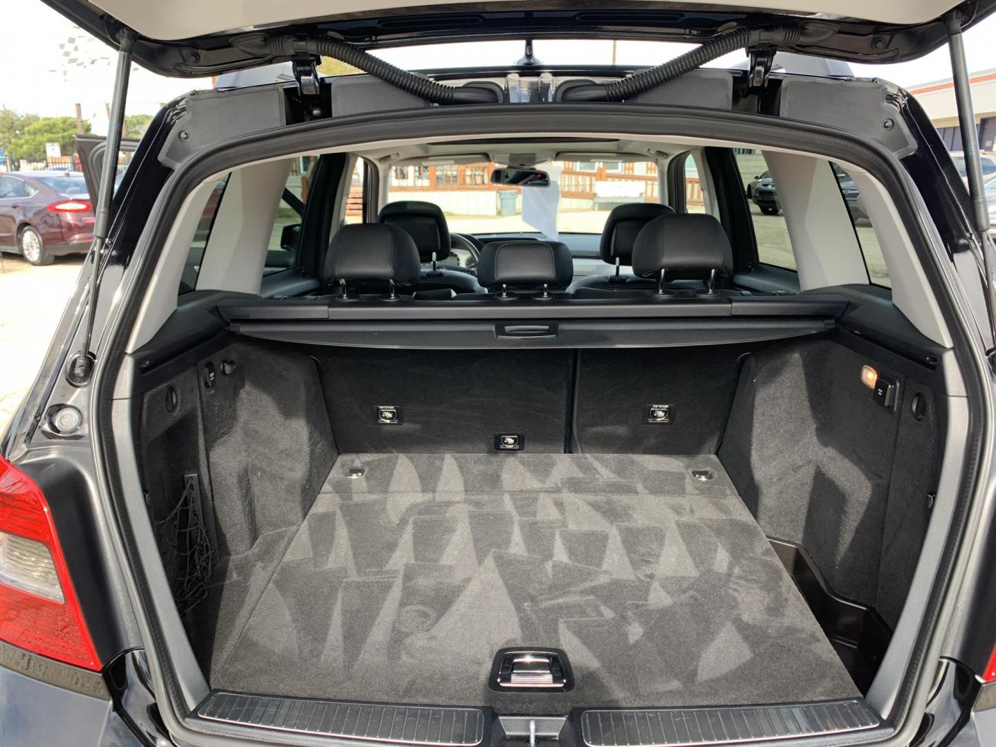 2011 Black /Black Mercedes-Benz GLK-Class GLK350 (WDCGG5GB1BF) with an v6 3.5L FI DOHC 213 CID engine, Automatic transmission, located at 1830 North Belt Line Road, Irving, TX, 75061, (469) 524-0199, 32.834373, -96.993584 - Photo#9