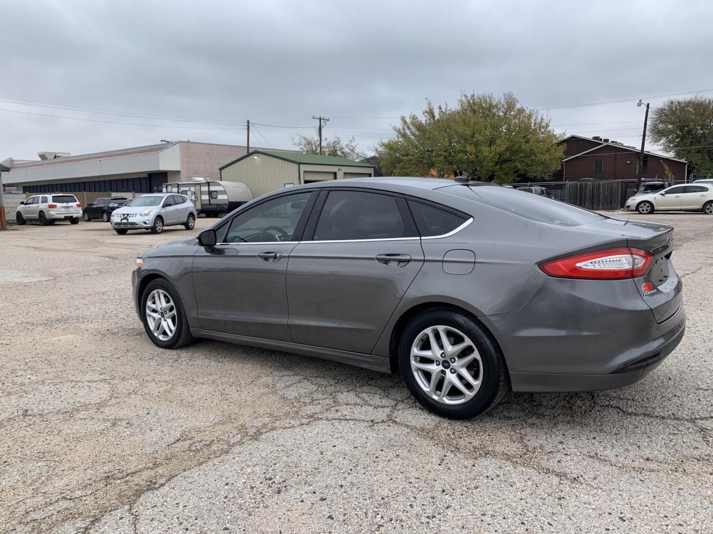 2014 Gray /Black Ford Fusion SE (3FA6P0HD5ER) with an 1.5L L4 DOHC 16V engine, Automatic transmission, located at 1830 North Belt Line Road, Irving, TX, 75061, (469) 524-0199, 32.834373, -96.993584 - Photo#3