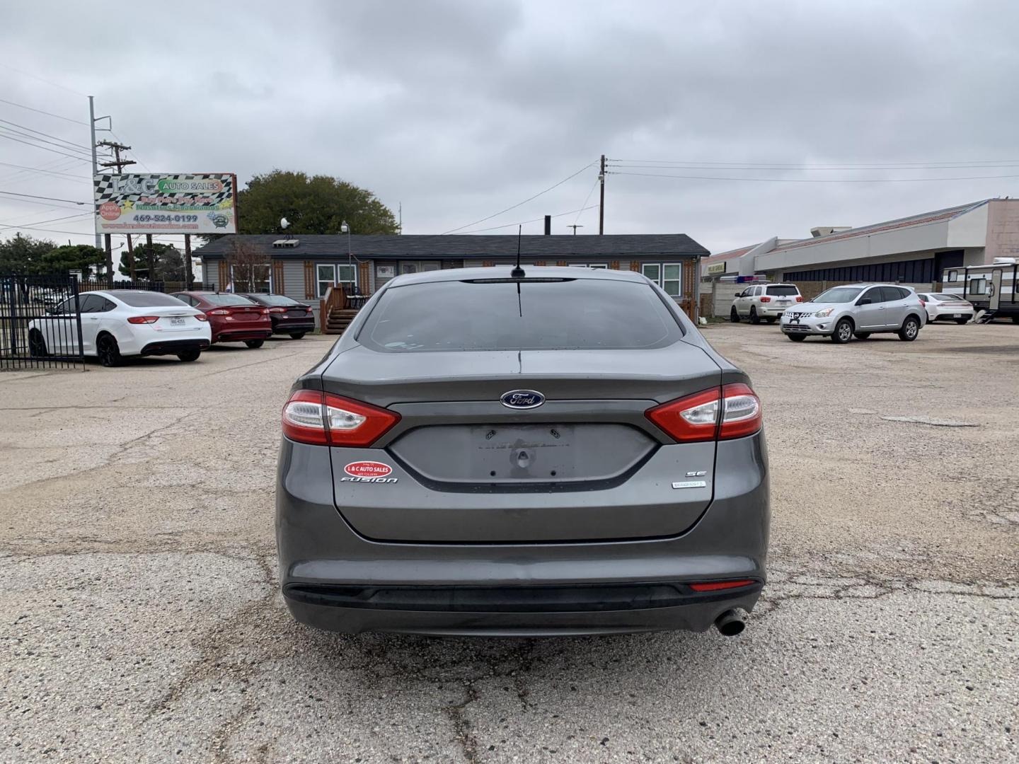 2014 Gray /Black Ford Fusion SE (3FA6P0HD5ER) with an 1.5L L4 DOHC 16V engine, Automatic transmission, located at 1830 North Belt Line Road, Irving, TX, 75061, (469) 524-0199, 32.834373, -96.993584 - Photo#4
