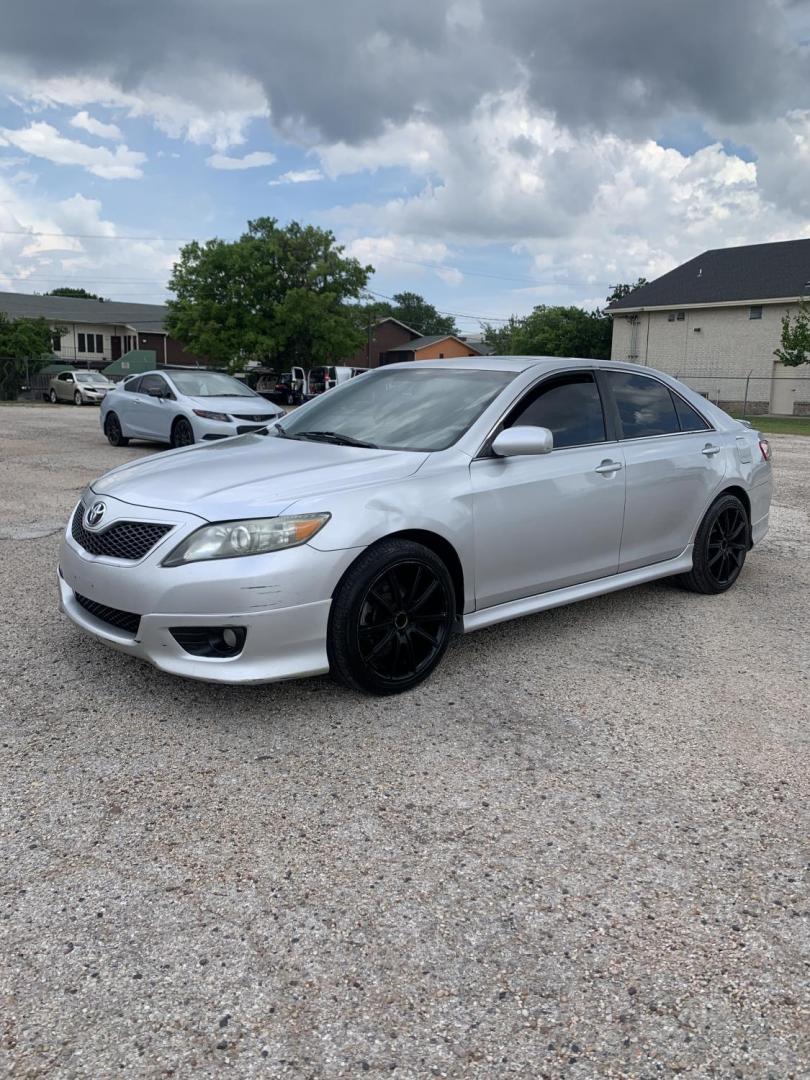 2011 SILVER /Black Toyota Camry SE (4T1BF3EK3BU) with an 2.5L L4 DOHC 16V engine, Automatic transmission, located at 1830 North Belt Line Road, Irving, TX, 75061, (469) 524-0199, 32.834373, -96.993584 - Photo#2