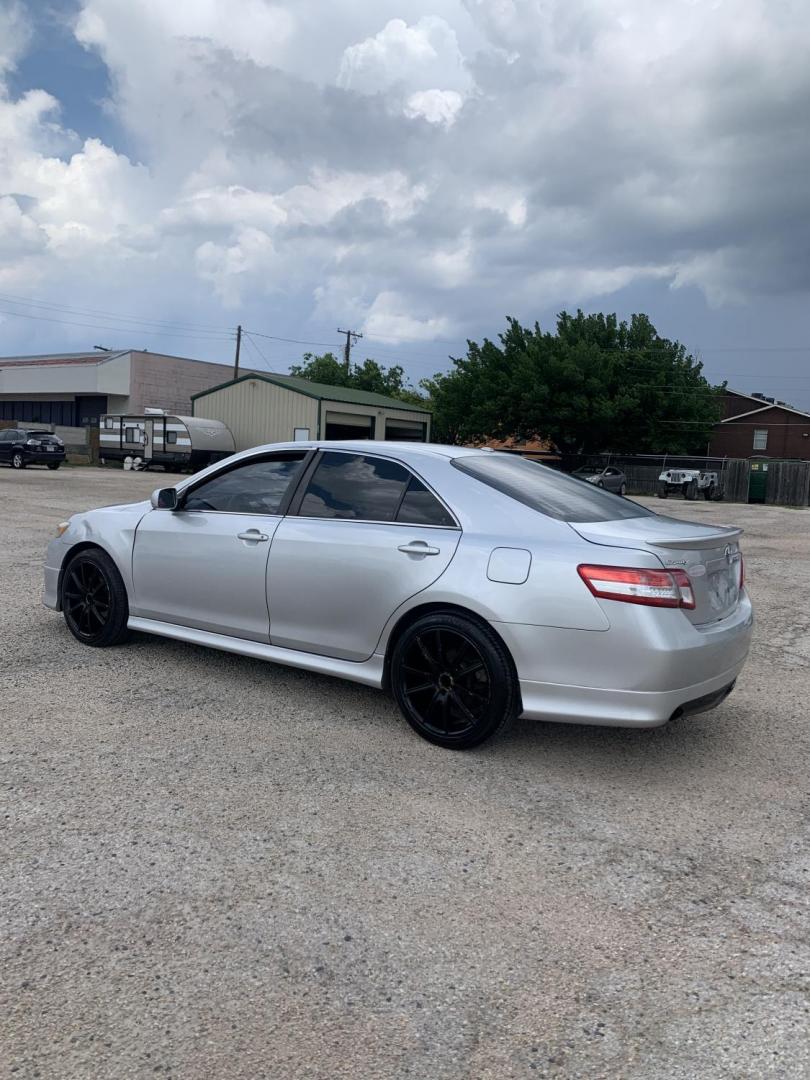 2011 SILVER /Black Toyota Camry SE (4T1BF3EK3BU) with an 2.5L L4 DOHC 16V engine, Automatic transmission, located at 1830 North Belt Line Road, Irving, TX, 75061, (469) 524-0199, 32.834373, -96.993584 - Photo#3