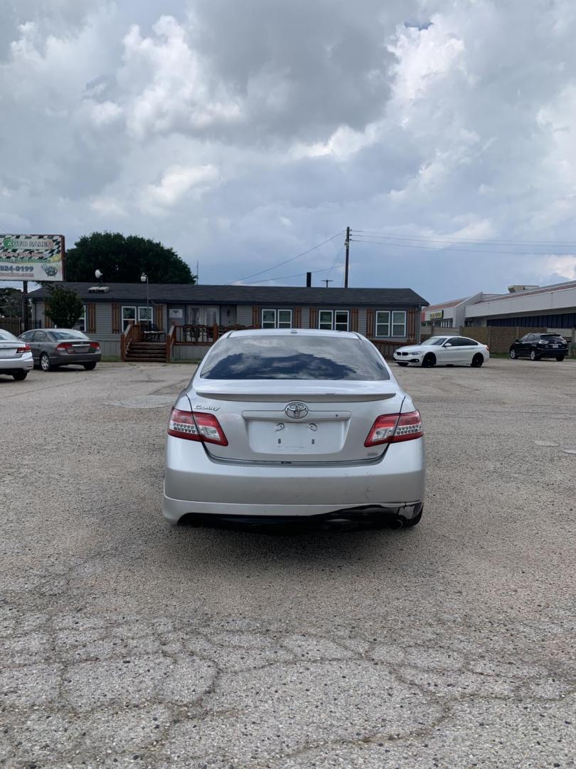 2011 SILVER /Black Toyota Camry SE (4T1BF3EK3BU) with an 2.5L L4 DOHC 16V engine, Automatic transmission, located at 1830 North Belt Line Road, Irving, TX, 75061, (469) 524-0199, 32.834373, -96.993584 - Photo#4