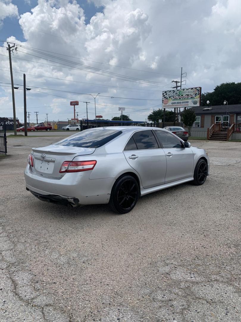 2011 SILVER /Black Toyota Camry SE (4T1BF3EK3BU) with an 2.5L L4 DOHC 16V engine, Automatic transmission, located at 1830 North Belt Line Road, Irving, TX, 75061, (469) 524-0199, 32.834373, -96.993584 - Photo#5