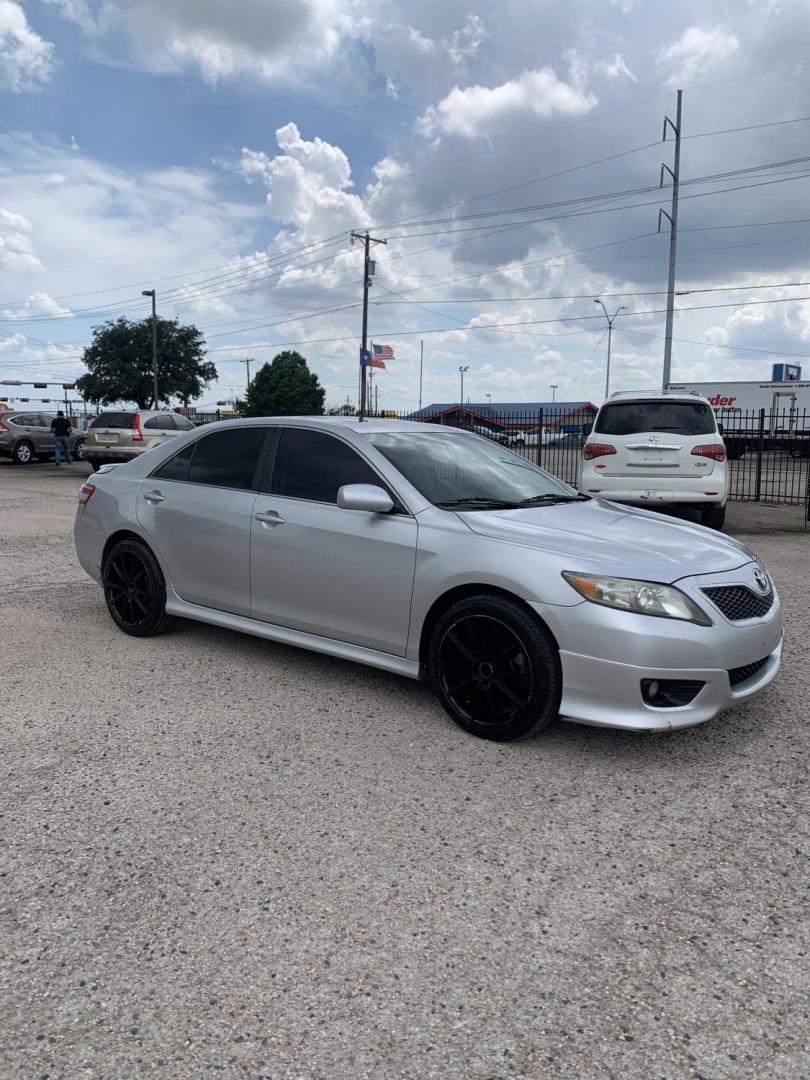 2011 SILVER /Black Toyota Camry SE (4T1BF3EK3BU) with an 2.5L L4 DOHC 16V engine, Automatic transmission, located at 1830 North Belt Line Road, Irving, TX, 75061, (469) 524-0199, 32.834373, -96.993584 - Photo#6